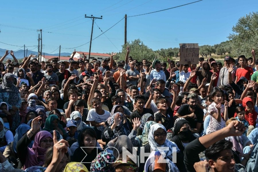 Μόρια: Διαδήλωση πάνω από 1000 Αφγανών – Ζητούν τη μετακίνησή τους στην Αθήνα ⎯ 243 νέες αφίξεις στη Λέσβο (video)