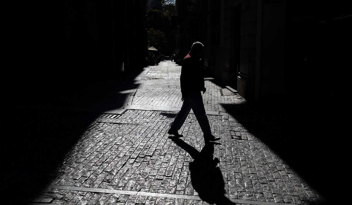 Στα 54.000 τα ενεργά κρούσματα στην Ελλάδα: «Η πίεση στο ΕΣΥ θα συνεχιστεί»