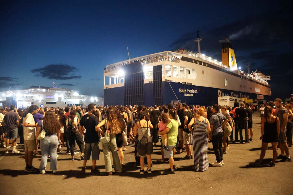 Blue Horizon: Συγκεντρώσεις στα λιμάνια – Πλήθος κόσμου σε Ηράκλειο, Άγιο Νικόλαο και Πειραιά (Φωτό, Βίντεο)
