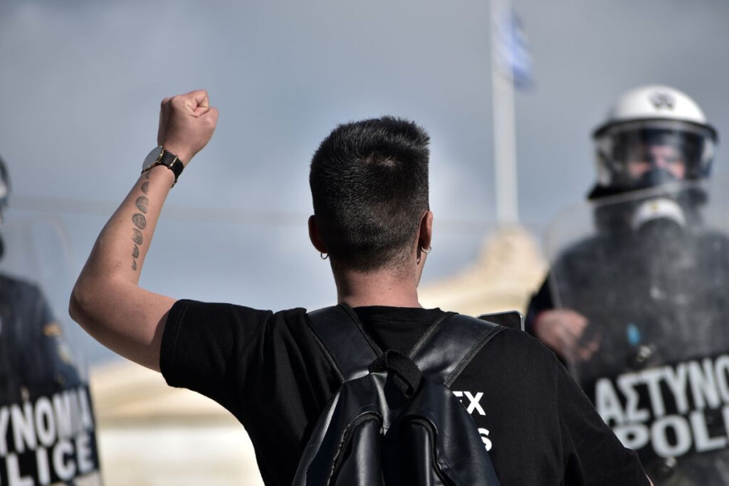 Το έγκλημα στα Τέμπη ήταν η σταγόνα που ξεχείλισε το ποτήρι – Γιατί οι νέοι ξεσηκώνονται