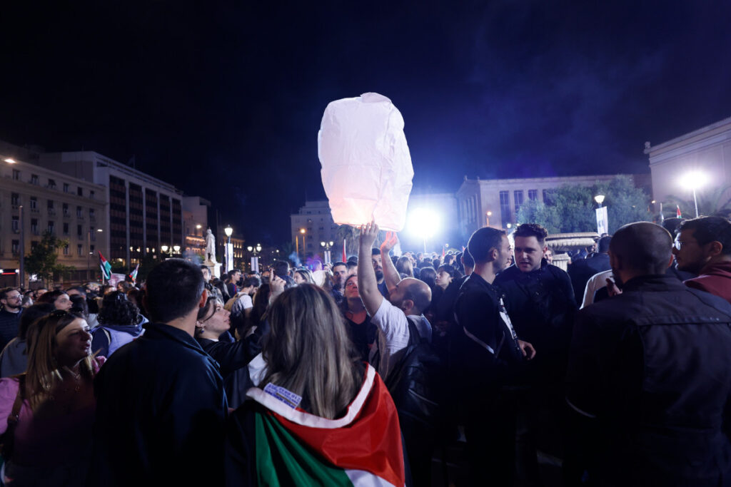«Λευτεριά στην Παλαιστίνη» – Με φαναράκια στον ουρανό οι συγκεντρώσεις σε Αθήνα, Θεσσαλονίκη (Εικόνες)
