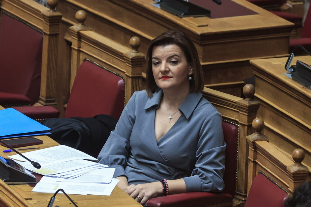 Κόρη ιερέα και υφυπουργός – Ιδού το δίλημμα