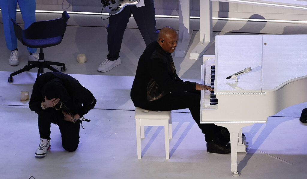 Super Bowl: Από τον Snoop Dogg που κατηγορείται για σεξουαλική επίθεση, μέχρι τον Eminem που γονάτισε