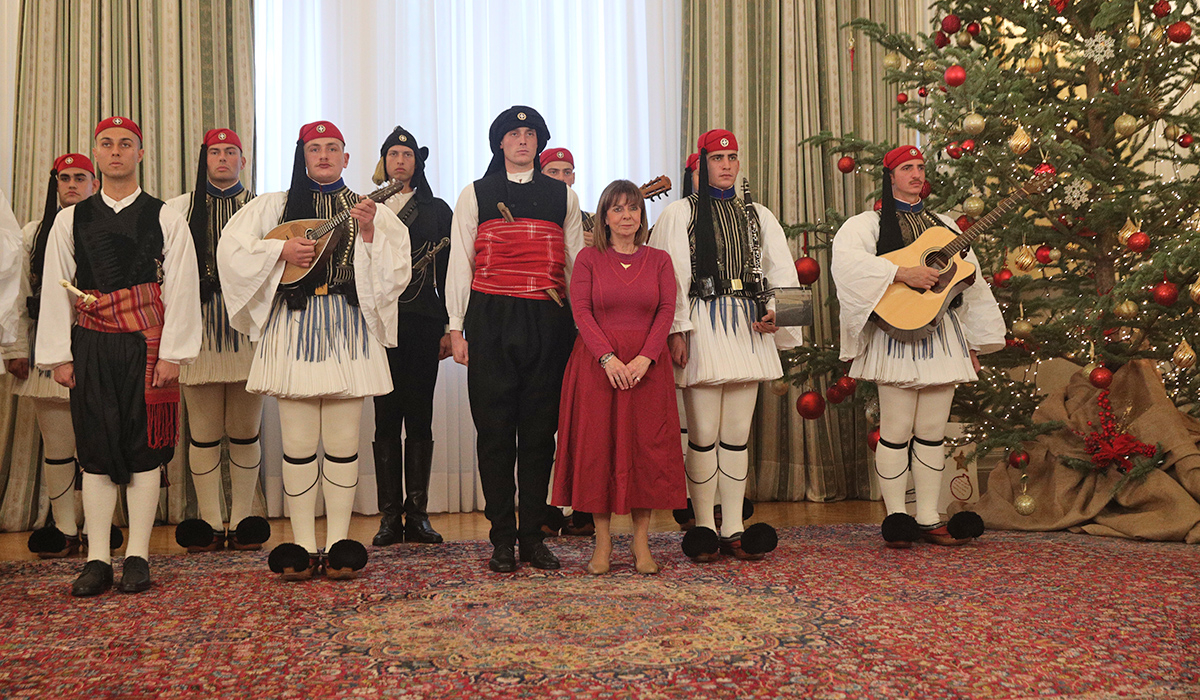 Η μπάντα των Ένοπλων Δυνάμεων και η Προεδρική Φρουρά έψαλαν τα κάλαντα στη Σακελλαροπούλου