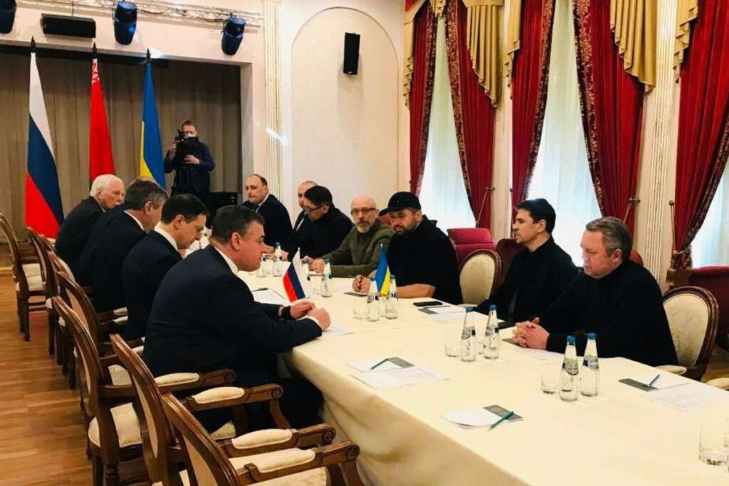 Σε εξέλιξη οι κρίσιμες διαπραγματεύσεις Ρωσίας – Ουκρανίας: Οι πρώτες εικόνες