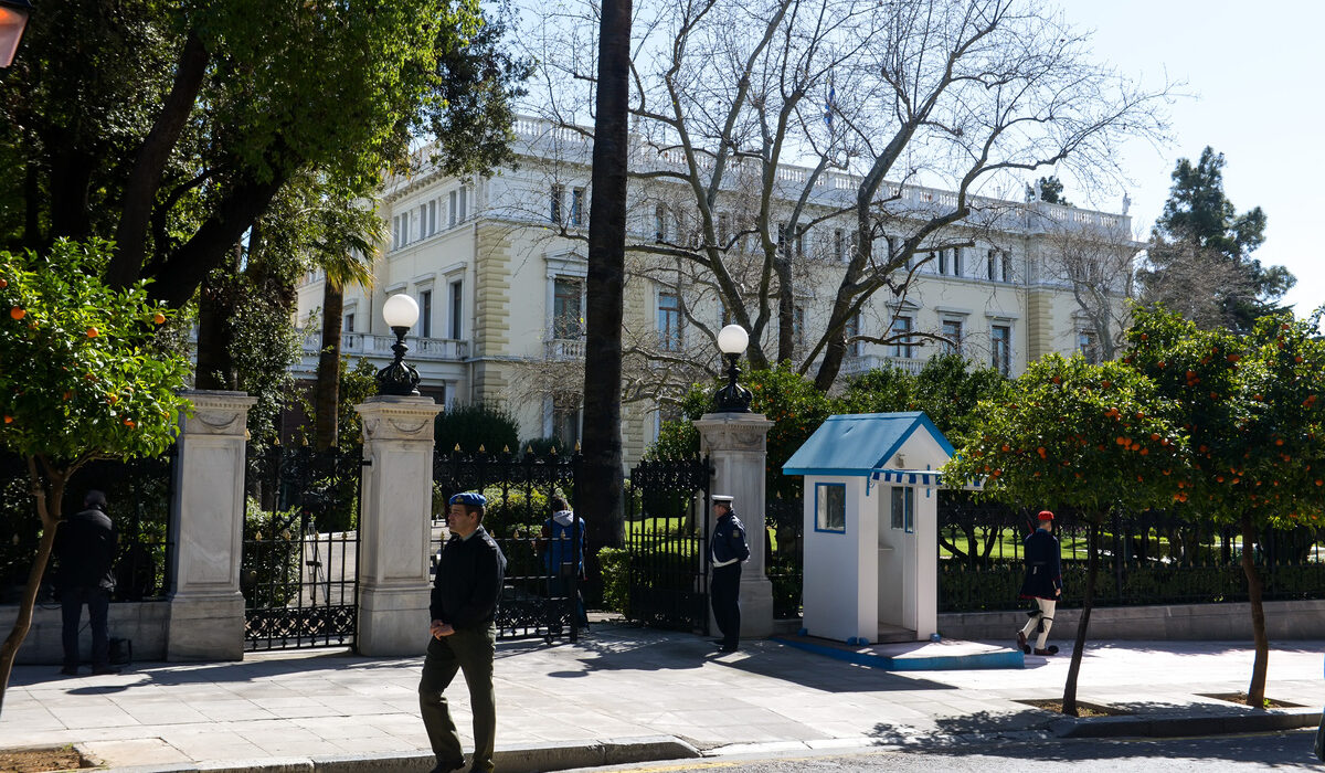 Οpinion Poll: Υπερκομματικό και όχι «γαλάζιο» Πρόεδρο Δημοκρατίας θέλει το 76% των πολιτών