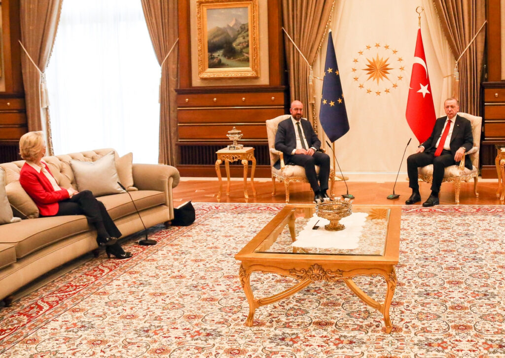 Πολιτικό χάος στις Βρυξέλλες: Ο Μισέλ φεύγει, η Ούρσουλα δεν ανοίγει τα χαρτιά της