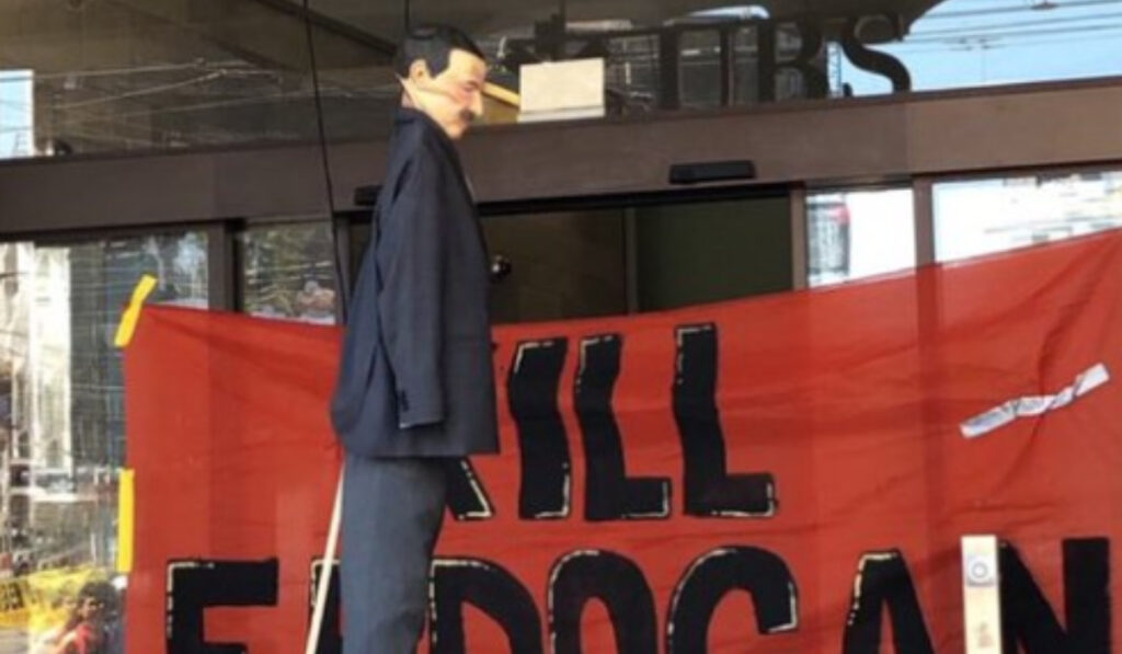Ελβετία: Έκαψαν ομοίωμα του Ερντογάν στη Ζυρίχη (Βίντεο)