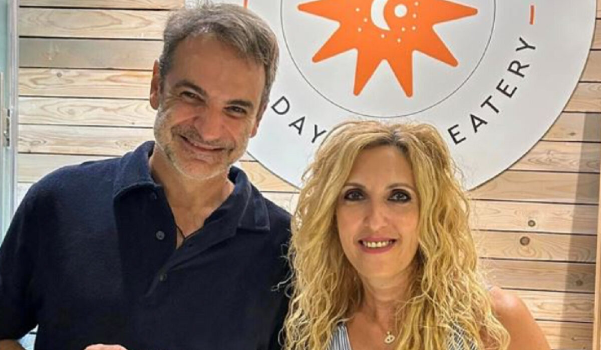 Διακοπές στα Χανιά για τον  Κ. Μητσοτάκη: Bόλτα στο Κουμ Καπί, τσικουδιά και ευχές σε μαγαζάτορα