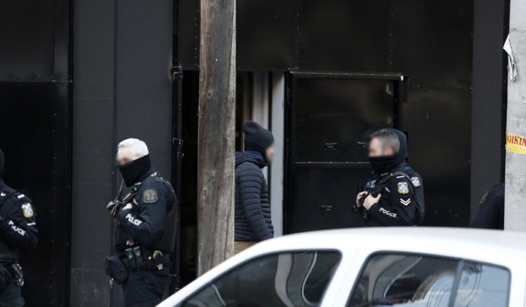 «Λουκέτο» σε 12 συνδέσμους οπαδών στην Αττική – Τρεις συλλήψεις