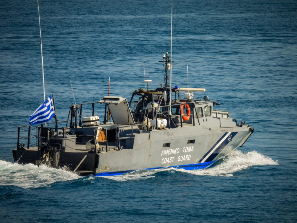 Σαντορίνη: Βυθίστηκε το ιστιοφόρο – Σώοι οι τρεις επιβαίνοντες