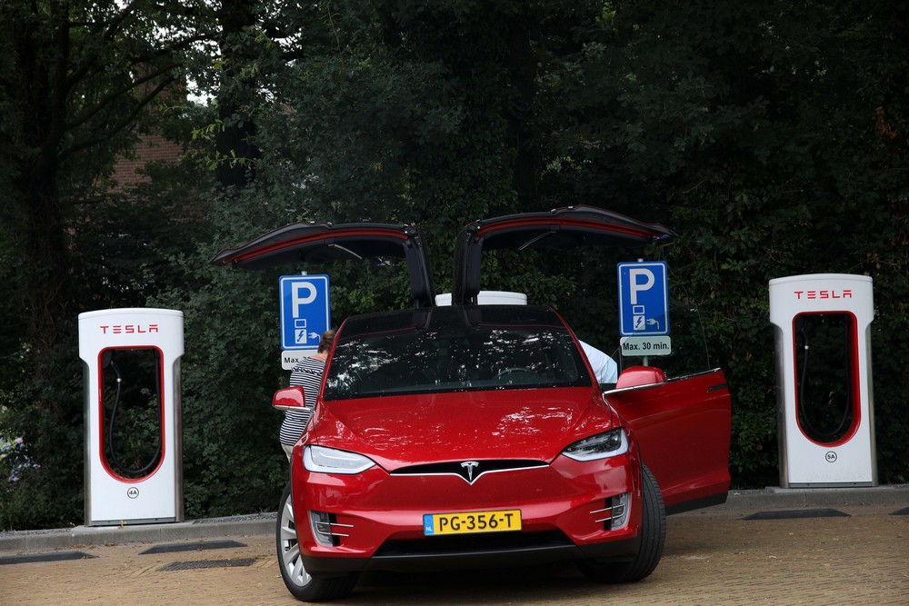 Στελέχη στην Ελλάδα αναζητά η Tesla: Ποιες θέσεις εργασίας έχουν ανοίξει