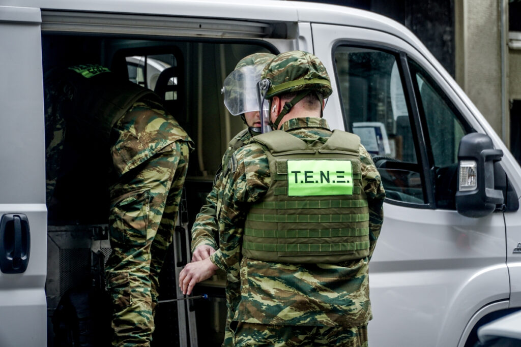 Δύο χειροβομβίδες εντοπίστηκαν σε διαμέρισμα στη Σκουφά – Το σημείο αποκλείστηκε, διακοπή κυκλοφορίας