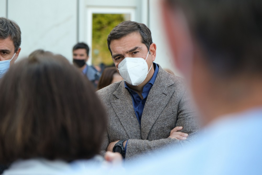 Ολομέτωπη Τσίπρα για πανδημία – Το «δώρο» Γεωργιάδη και η «παραδοχή» Μητσοτάκη για τον τουρισμό