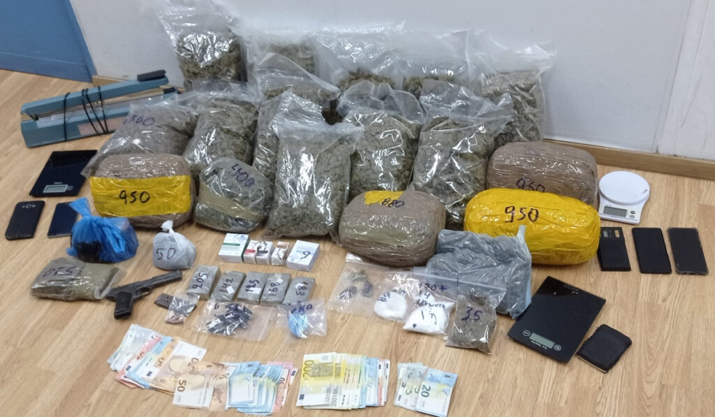 Χειροπέδες σε 4 μέλη εγκληματικής οργάνωσης για διακίνηση ναρκωτικών στο κέντρο της Αθήνας