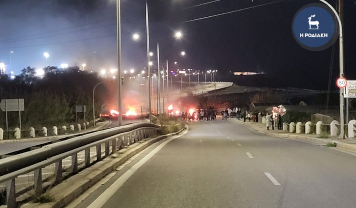 Φωτιές και επεισόδια σε Ασπρόπυργο, Θεσσαλονίκη, Ρόδο, Χαλκίδα – Οι Ρομά στους δρόμους