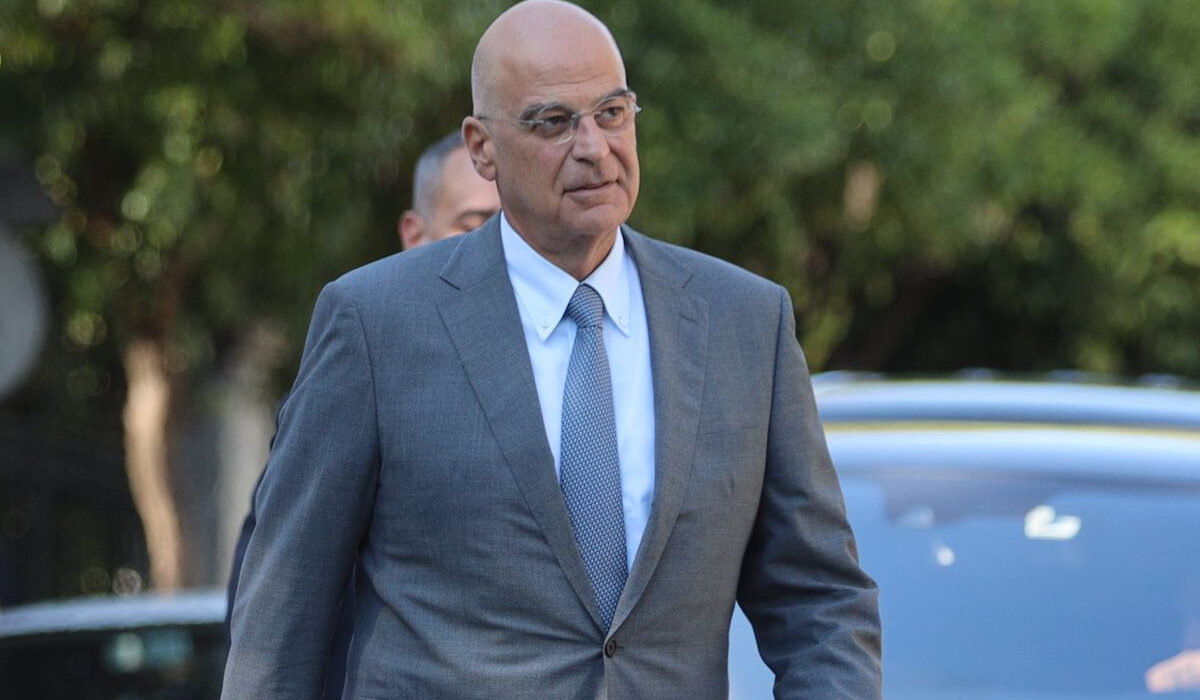 Έκπληξη για την ξαφνική αναφορά στον Δένδια