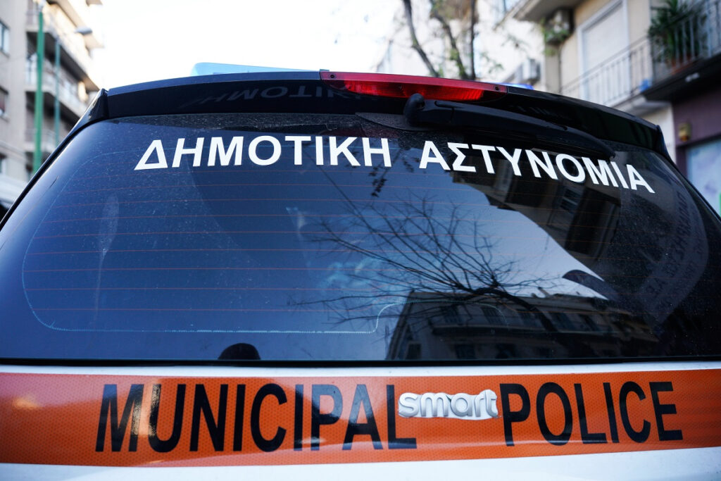 Δήμος Αθηναίων: 14 συλλήψεις – Εκβίαζαν καταστηματάρχες για παραβάσεις και όχι μόνο