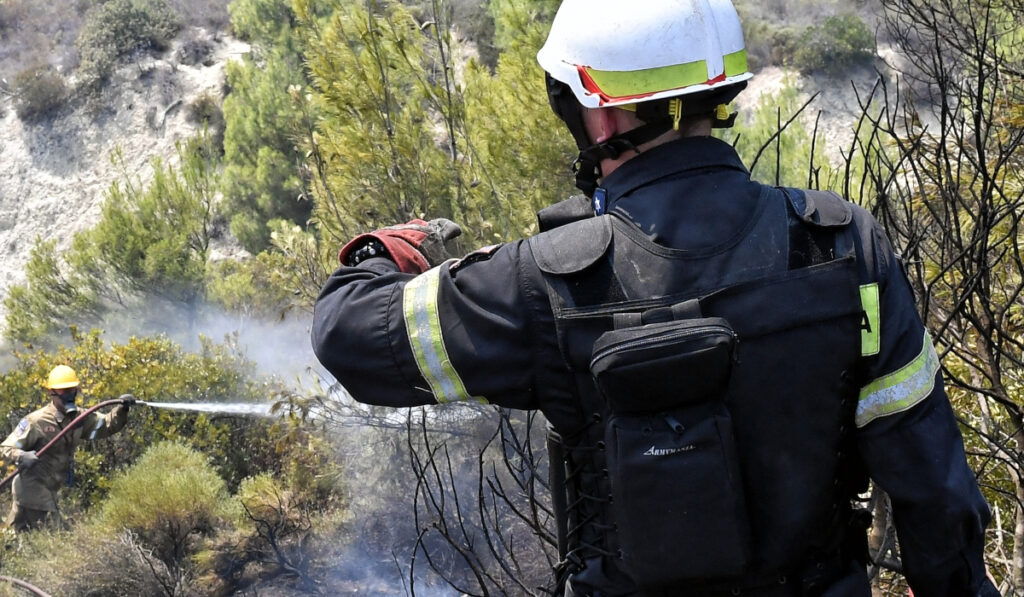 Οριοθετήθηκαν οι φωτιές σε Ρόδο και Αχαΐα