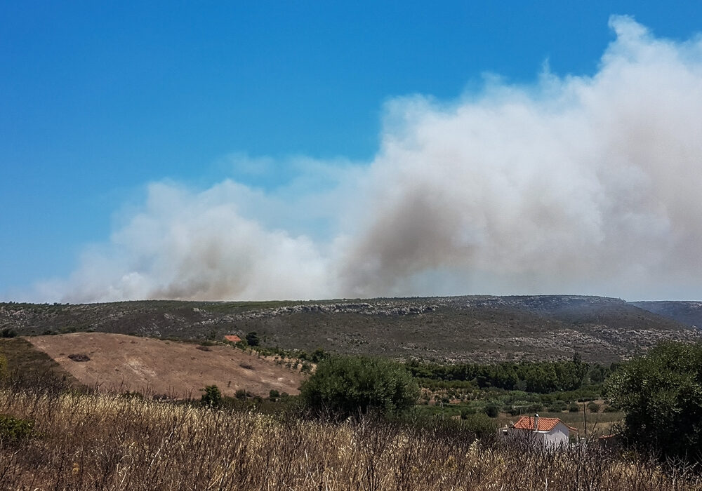 Φωτιά τώρα στο Λαύριο