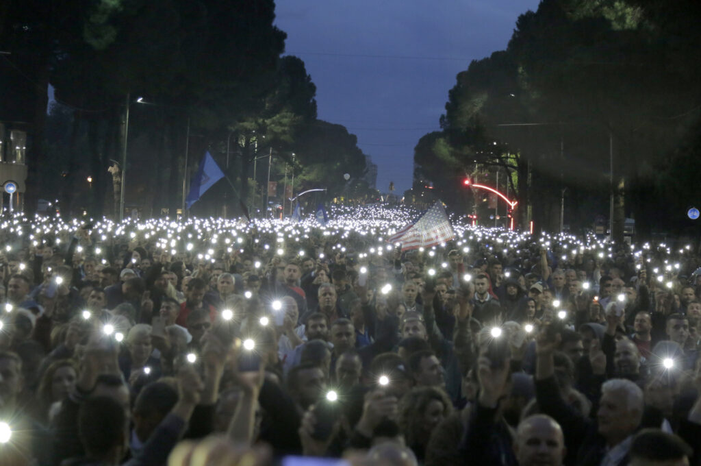 Μετωπική σύγκρουση στην Αλβανία