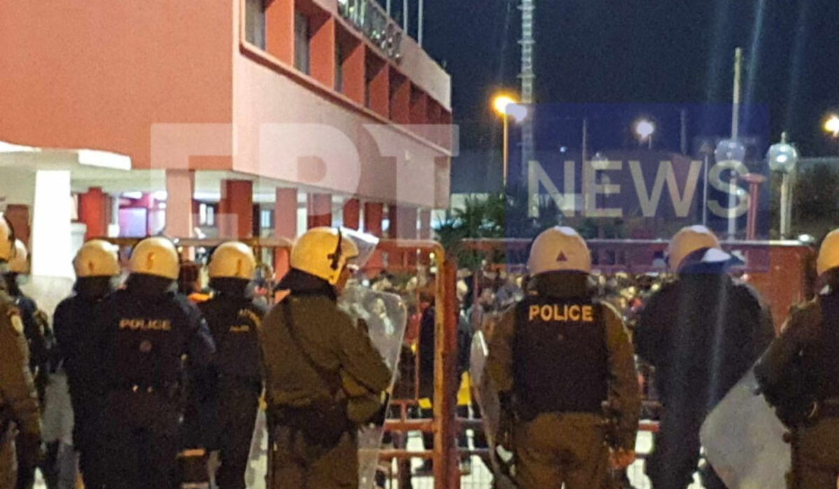 Ρέντη: Προσήγαγαν πάνω από 400 άτομα που ήταν μέσα στο γήπεδο – Τους μετέφεραν στο Αλλοδαπών