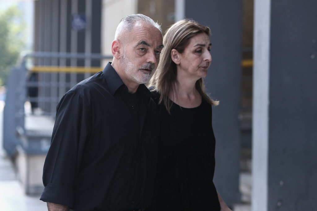 Συγκλονισμένοι οι γονείς του Άλκη Καμπανού με τη δολοφονία του 29χρονου Μιχάλη – «Πιστεύαμε ότι ο Άλκης θα ήταν το τελευταίο θύμα»