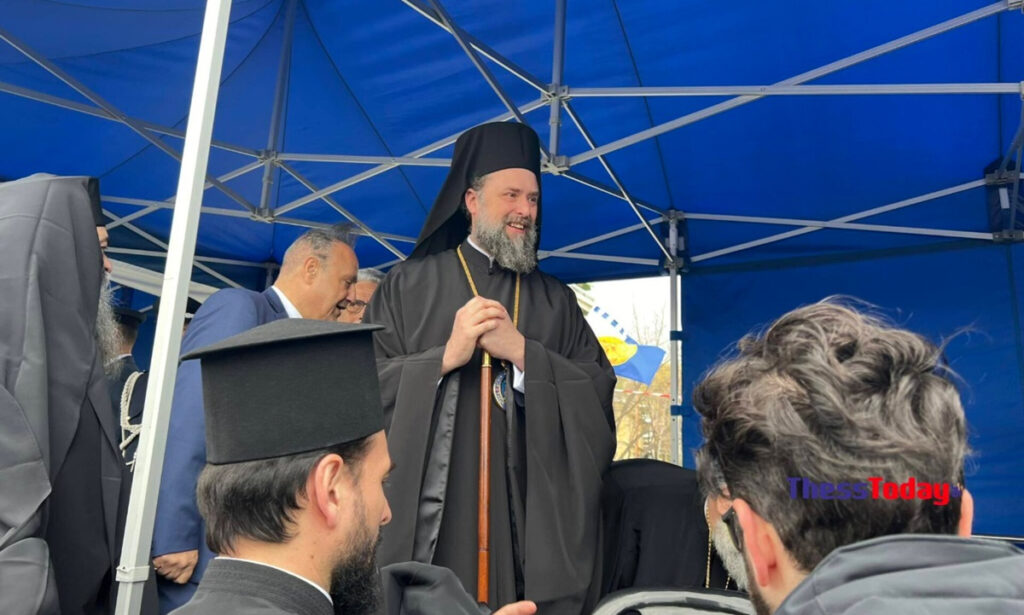 Ο Μητροπολίτης Θεσσαλονίκης Φιλόθεος ζήτησε πλαστική καρέκλα αντί για τον «θρόνο» (βίντεο)