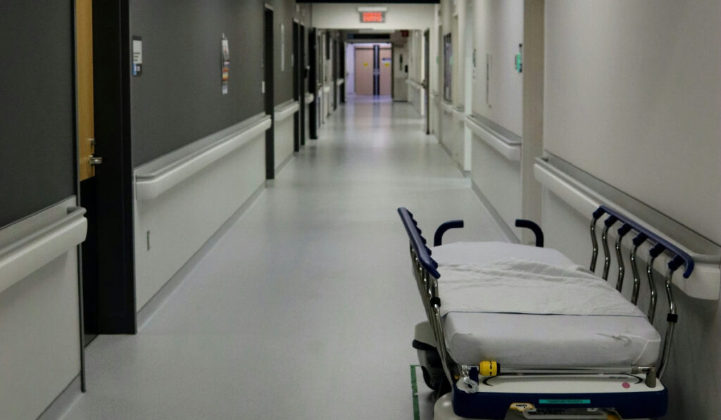 Μηνιγγίτιδα: Στη ΜΕΘ σε κρίσιμη κατάσταση η 42χρονη – Μεταφέρθηκε στο ΚΑΤ η 19χρονη φοιτήτρια