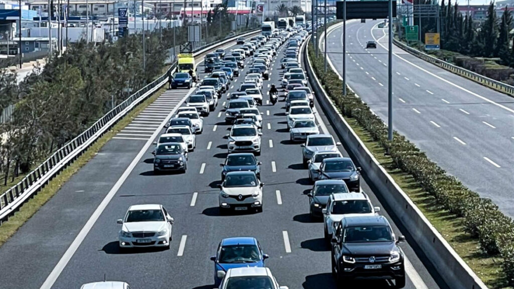 Τροχαίο στην Εθνική Οδό Αθηνών Κορίνθου – Τεράστιο μποτιλιάρισμα στο ρεύμα προς Αθήνα