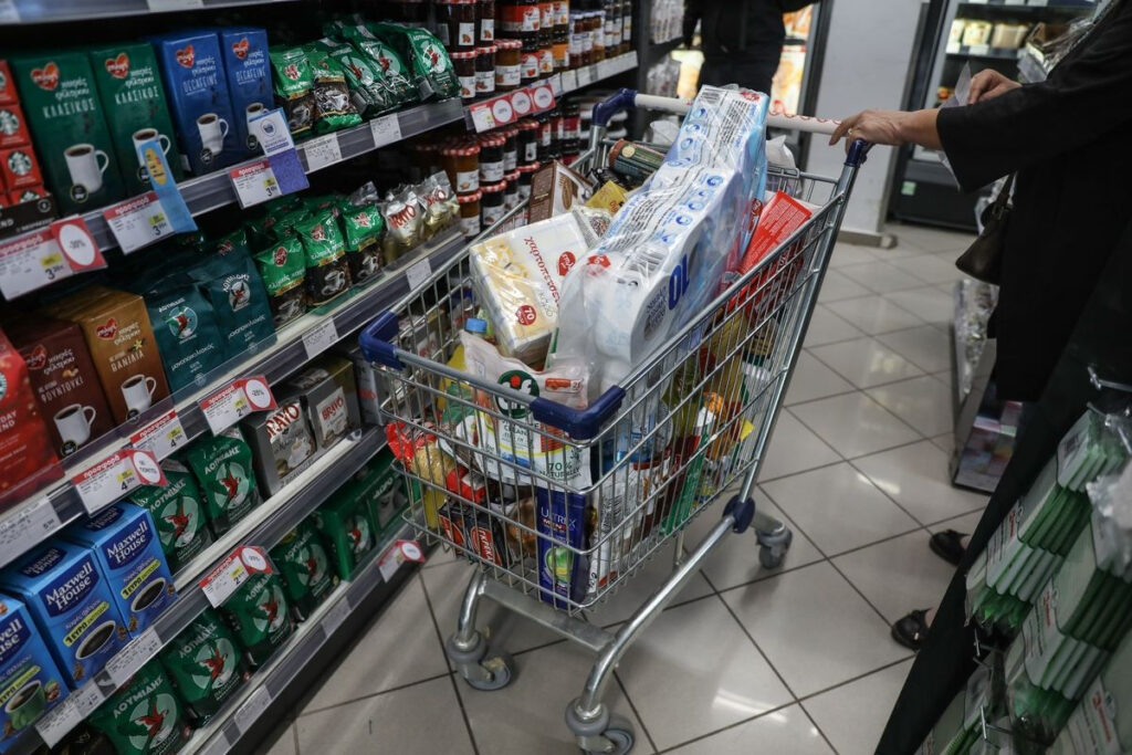 Διπλό σοκ ακρίβειας: Ανατιμήσεις στα προϊόντα – «Παγίδα» στους λογαριασμούς ρεύματος