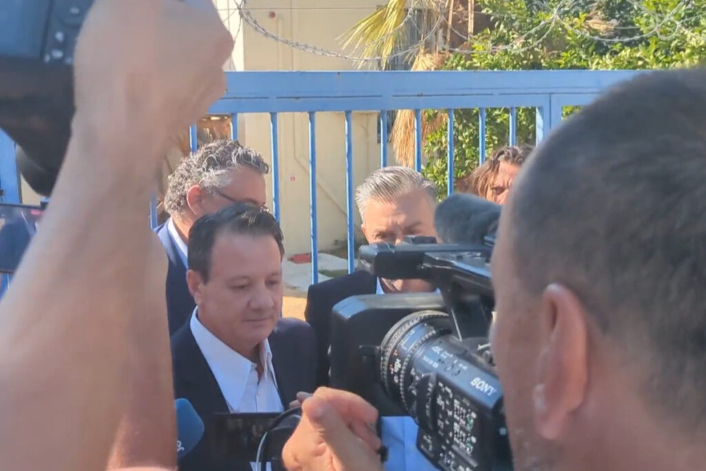 Απόστολος Λύτρας: Η στιγμή που αποφυλακίζεται – Στο πλευρό του η αδελφή του και τα παιδιά του (βίντεο)