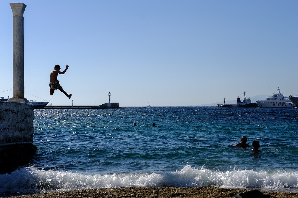 Αγίου Πνεύματος 2021: Πότε πέφτει, ποιοι έχουν αργία και πώς αμείβεται