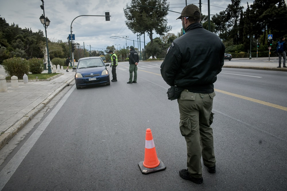 Κορονοϊός: Έσπασε την καραντίνα και τον «έδωσε» η… μητέρα του – Εντοπίστηκε στην Ομόνοια