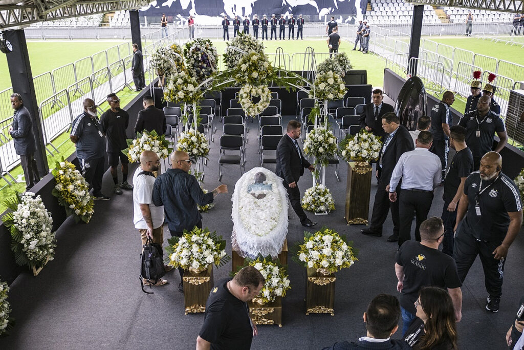 Πελέ: Το τελευταίο αντίο – Ξεκίνησε το λαϊκό προσκύνημα στο γήπεδο της Σάντος (LIVE)