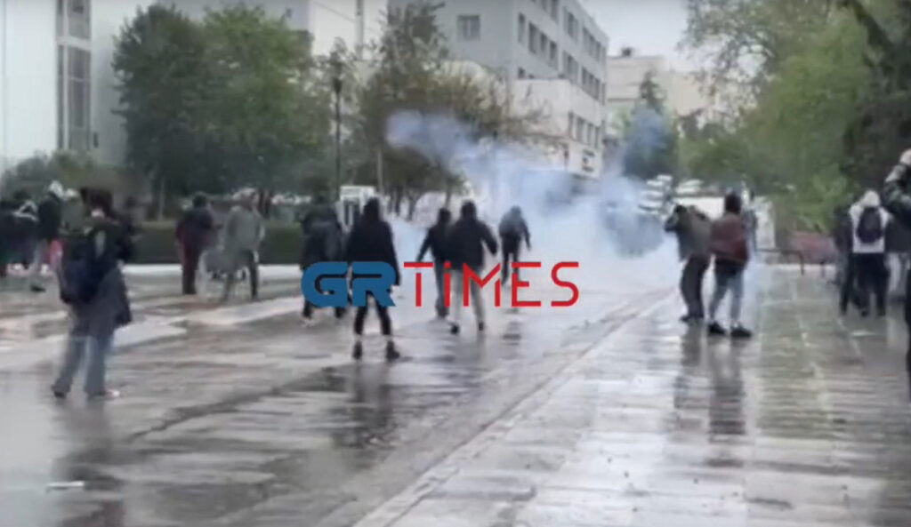 Θεσσαλονίκη: Επεισόδια και χημικά έξω από το ΑΠΘ – Βίντεο