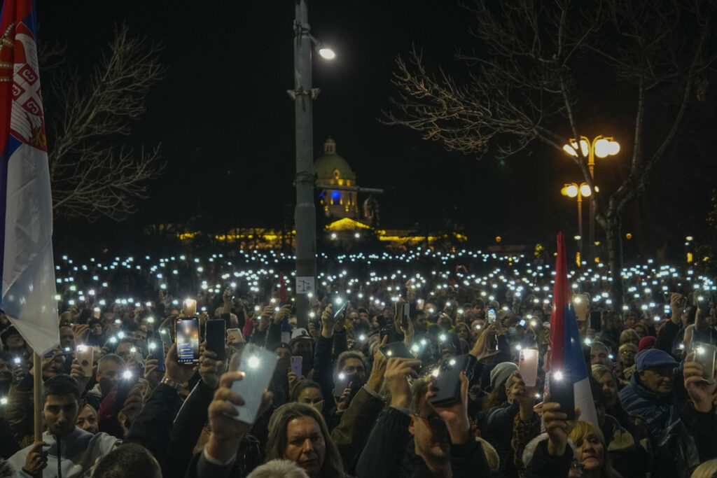 Ταραχές στη Σερβία: Ο Βούτσιτς καταγγέλλει «έγχρωμη  επανάσταση» οργανωμένη από τη Δύση – Συγκρούσεις με την Αστυνομία