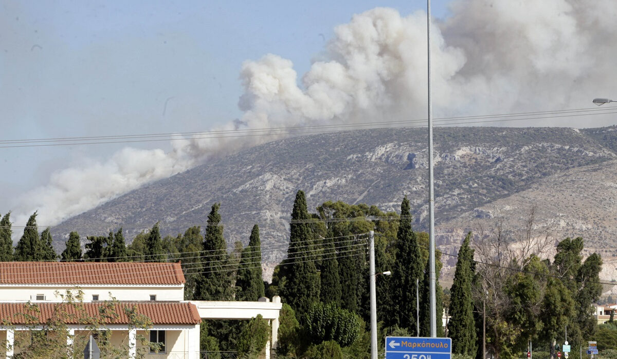 Φωτιά τώρα: Καίνε 2 πυρκαγιές Μαρκόπουλο και Σταμάτα