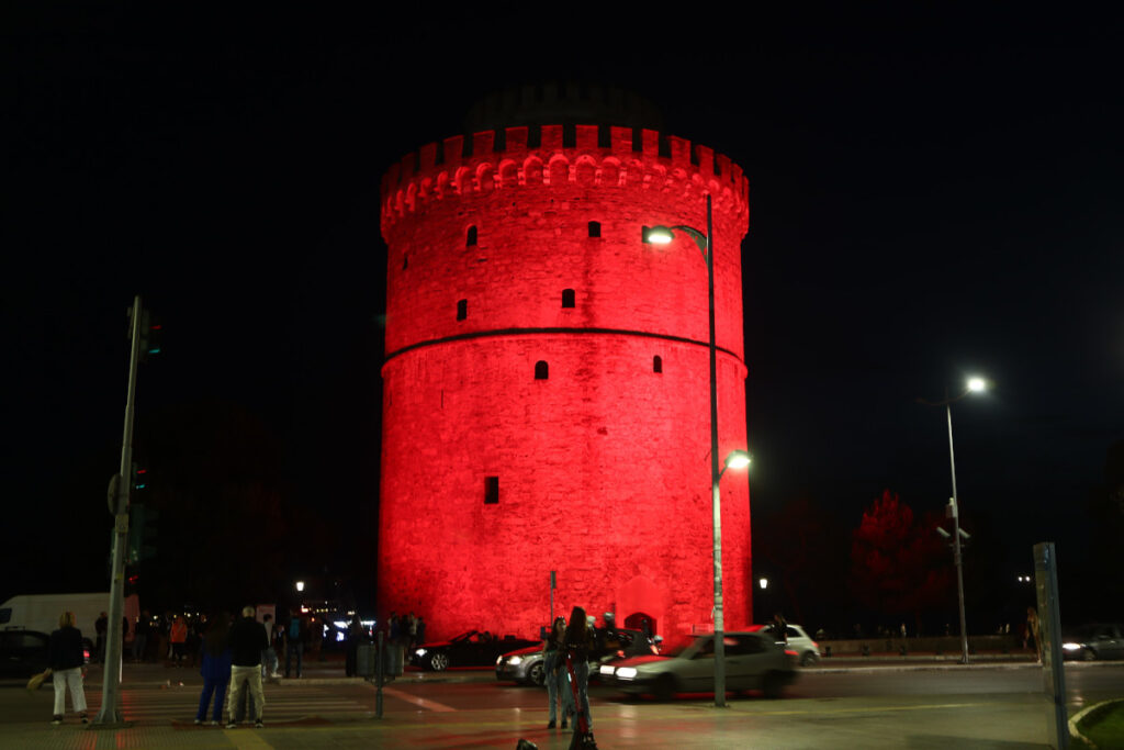 Ο Λευκός Πύργος «βάφτηκε» κόκκινος – Ο λόγος (Εικόνες)