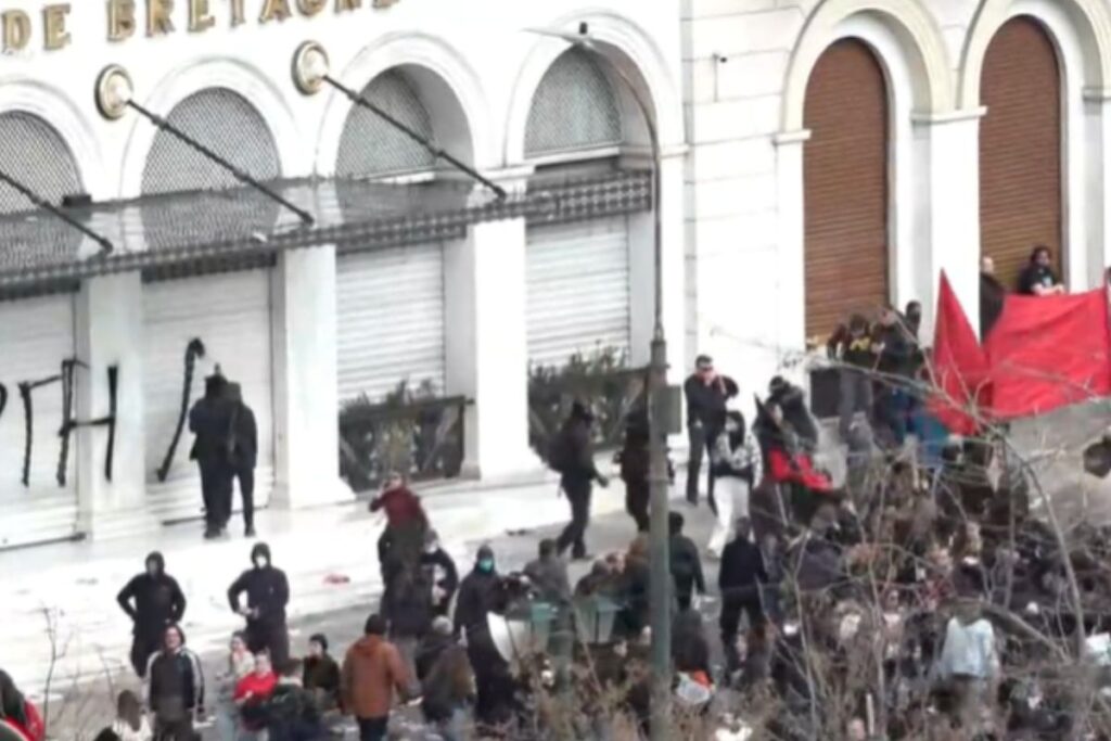 Σοβαρά επεισόδια στο Σύνταγμα: Μολότοφ έξω από τη Βουλή