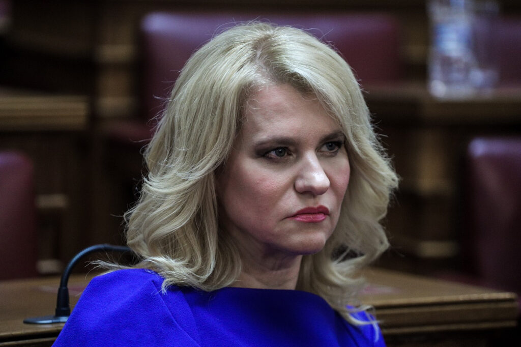 Θεοδώρα Τζάκρη: Πρωθυπουργός με υπερασπιστική γραμμή «Κουτοθωμά»