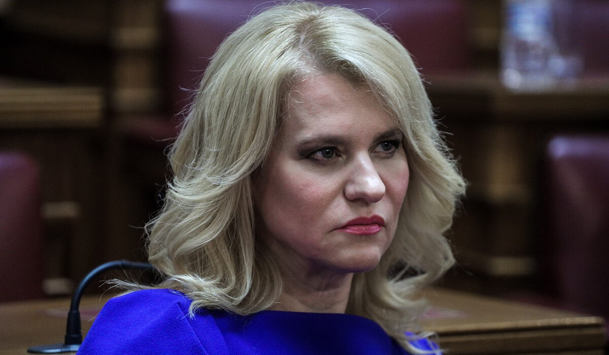 Θεοδώρα Τζάκρη: Πρωθυπουργός με υπερασπιστική γραμμή «Κουτοθωμά»