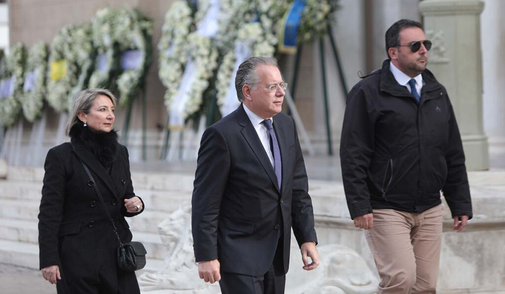 Ο Κουμουτσάκος πήγε στην κηδεία του τέως βασιλιά για να… απαντήσει στον ΣΥΡΙΖΑ