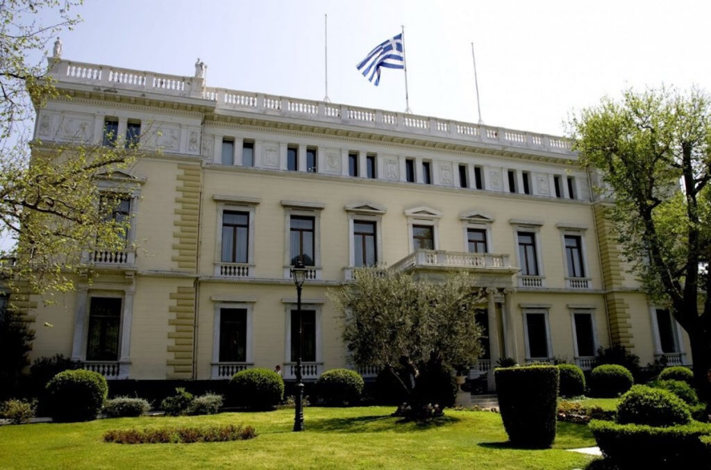 Σωστή απόφαση η αναβολή της δεξίωσης – Η Δημοκρατία κρίνεται (και) από την αποτελεσματικότητά της