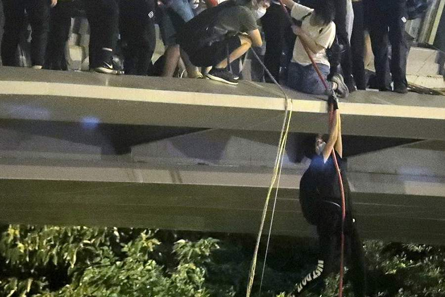 Κινηματογραφική απόδραση διαδηλωτών από το Πολυτεχνείο του Χονγκ Κονγκ