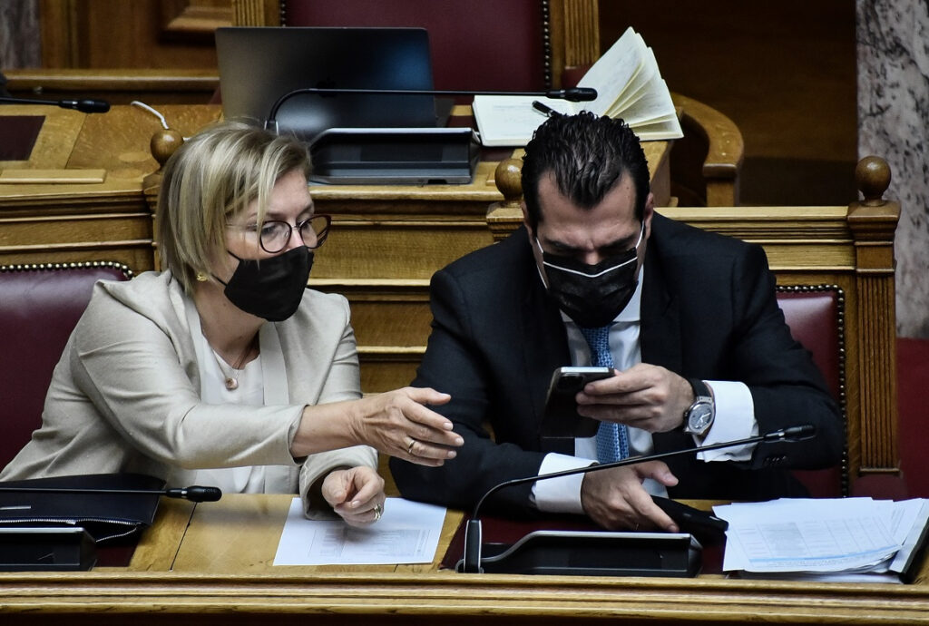 Οι υπουργοί «παίζουν» με τα εμβόλια – Γκάγκα: Για τους «φοβιτσιάρηδες» η 4η δόση