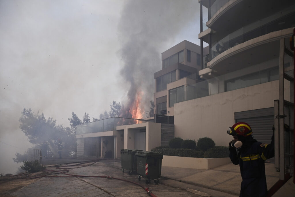 Φωτιά στη Βούλα: «Από ένα πουλί ξεκίνησε η πυρκαγιά», λέει ο πρόεδρος εργαζομένων ΔΕΔΔΗΕ