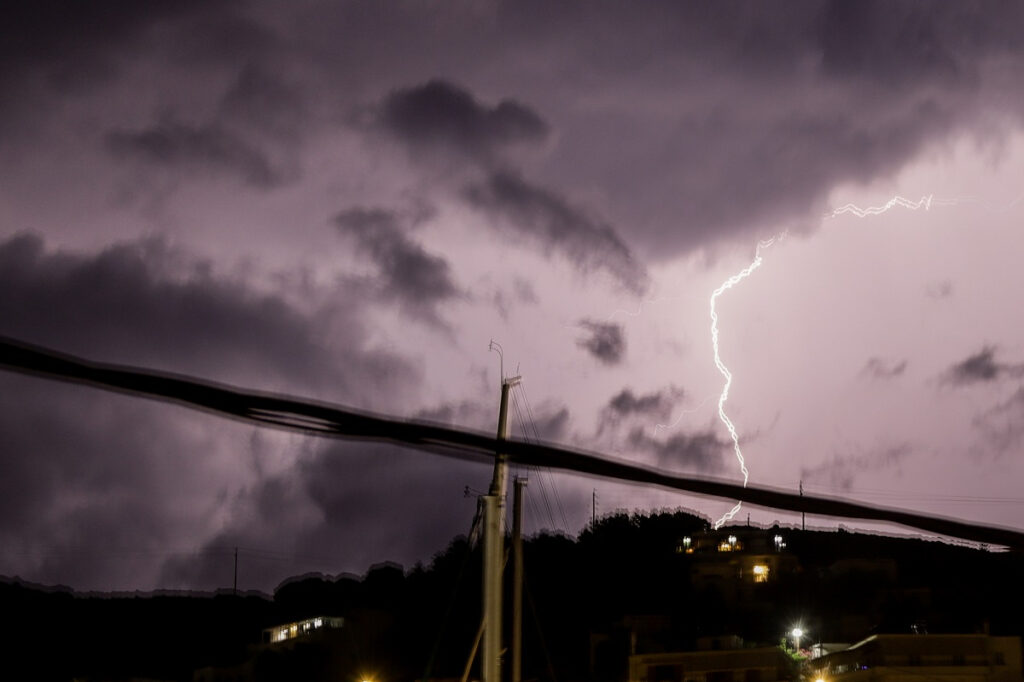 Μετά τον καύσωνα – βίαιες καταιγίδες, οι περιοχές που θα πληγούν (Χάρτες)