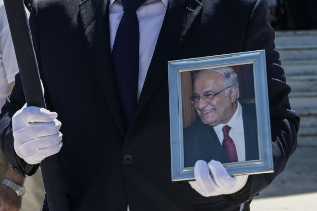 Το τελευταίο αντίο στον αστροφυσικό Διονύση Σιμόπουλο (Φωτογραφίες)