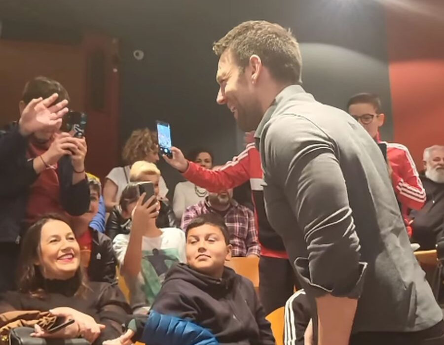 O Κασσελάκης βράβευσε ομάδα ποδοσφαίρου και έβγαλε selfies με τα νέα ταλέντα